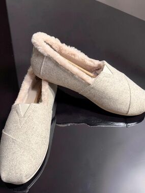 Toms Natural Two Tone Felt/Faux Fur
Size 9